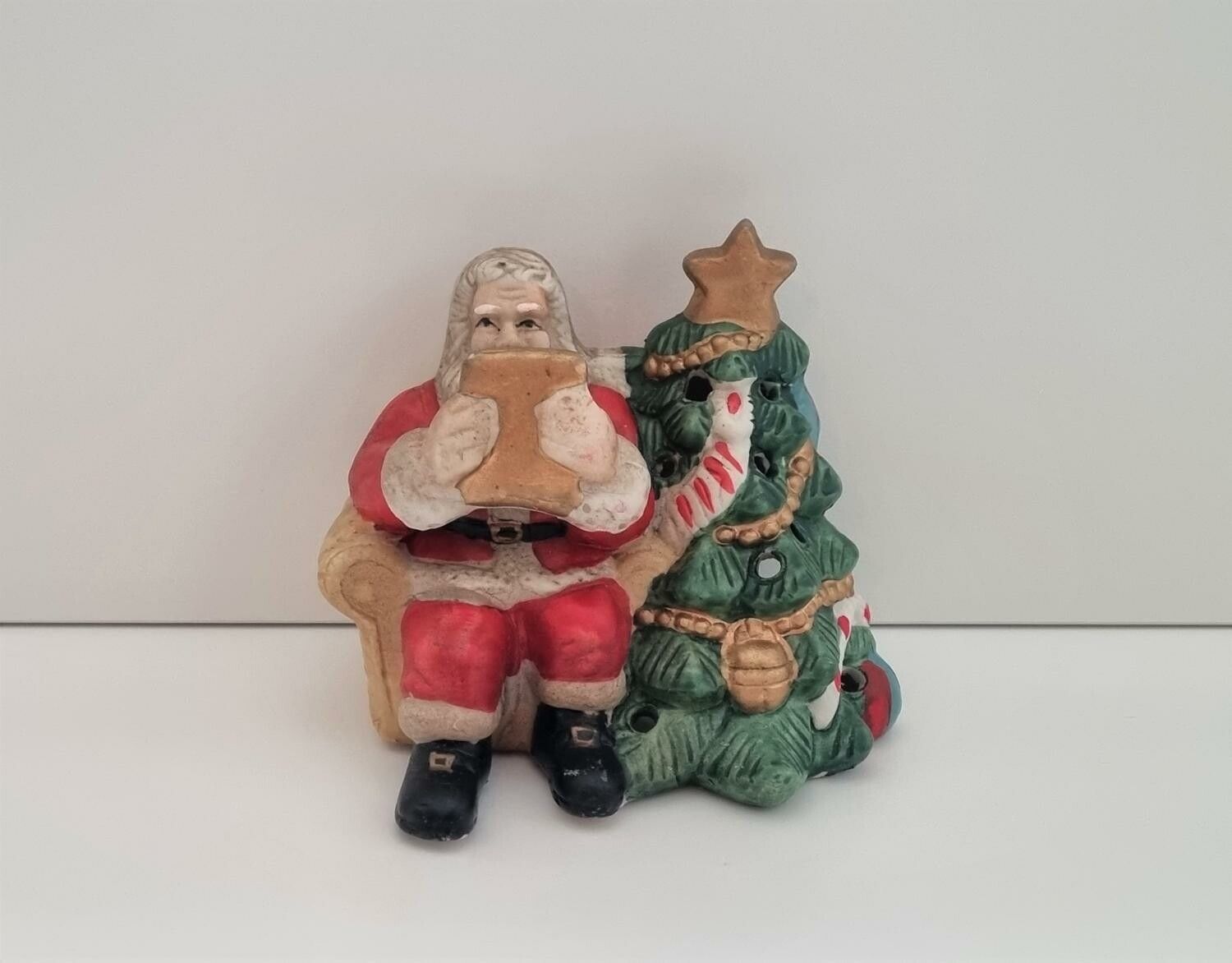 Handmålad figurin, jultomte i fåtölj. Plast för stearinljus (169 gram)