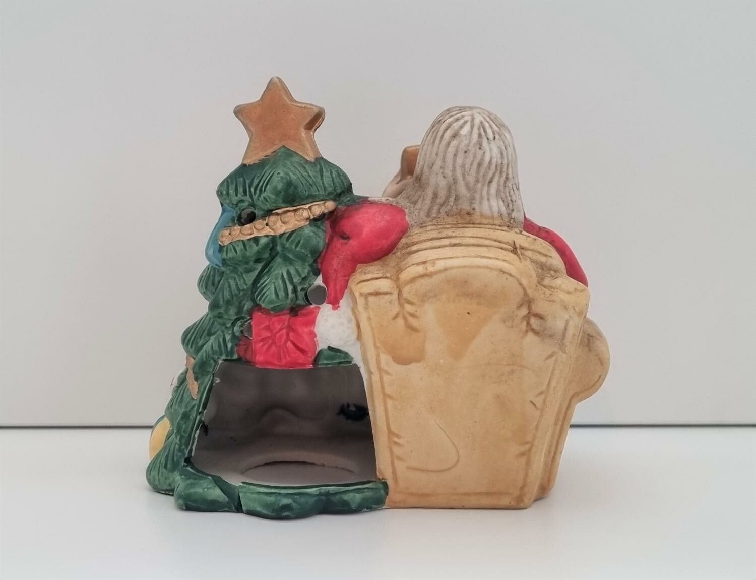 Handmålad figurin, jultomte i fåtölj. Plast för stearinljus (169 gram)