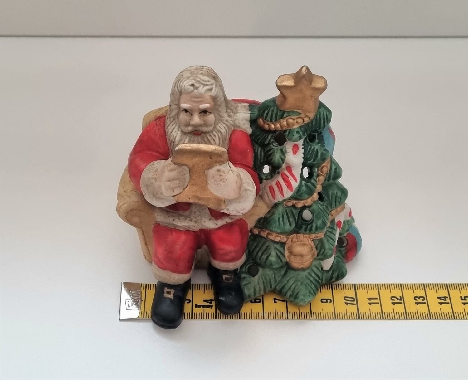 Handmålad figurin, jultomte i fåtölj. Plast för stearinljus (169 gram)