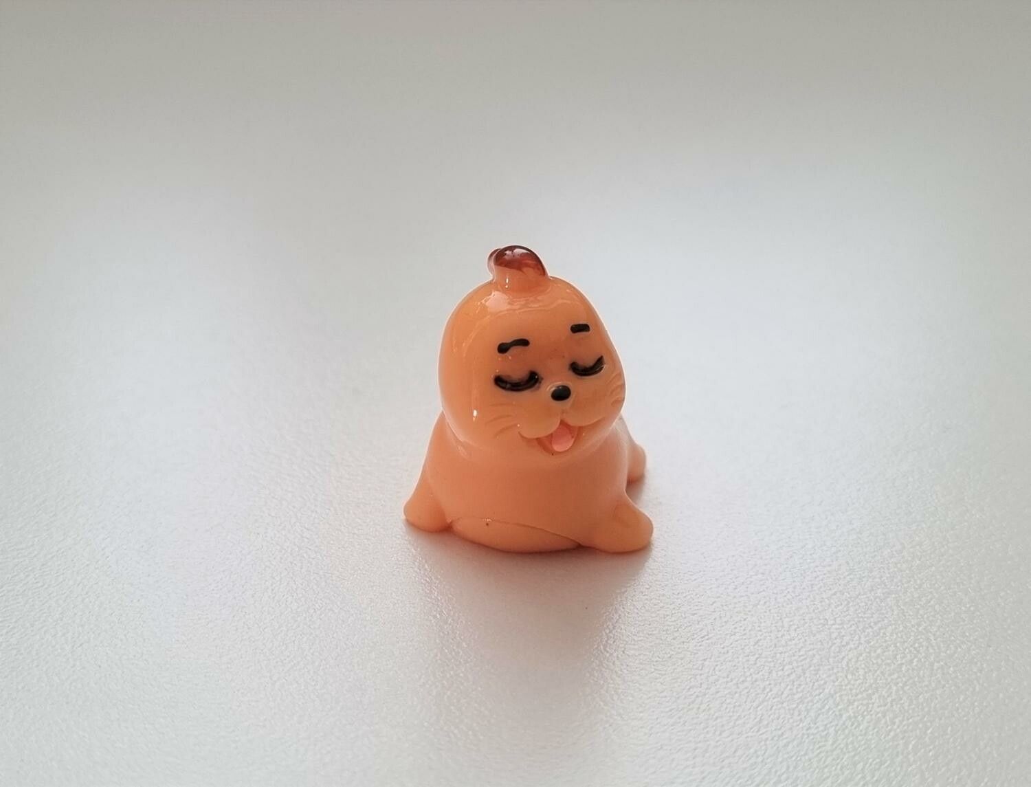 1 st säl, minisäl. Miniatyrer / figuriner för dockskåpet, tittskåp mm