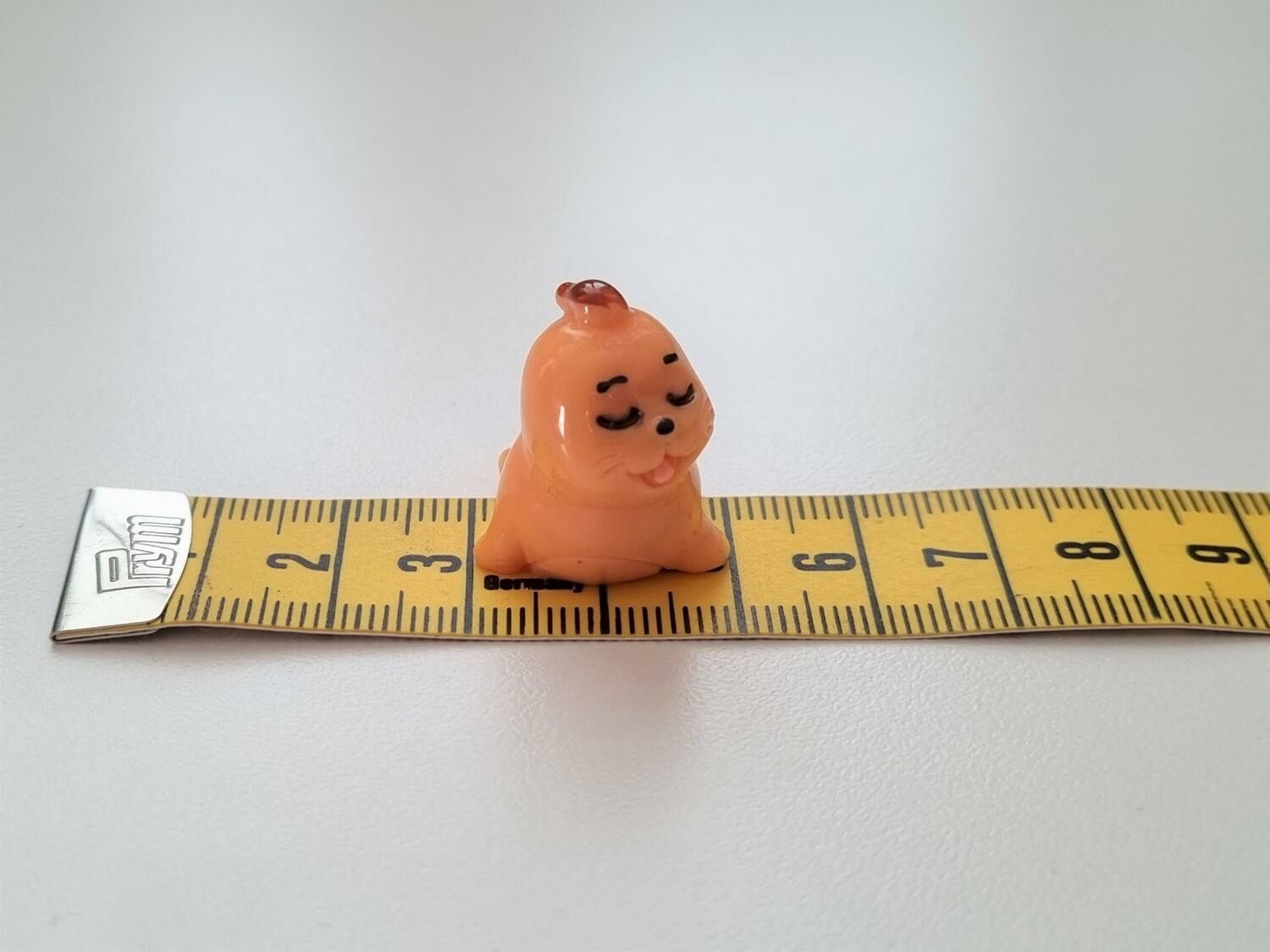 1 st säl, minisäl. Miniatyrer / figuriner för dockskåpet, tittskåp mm