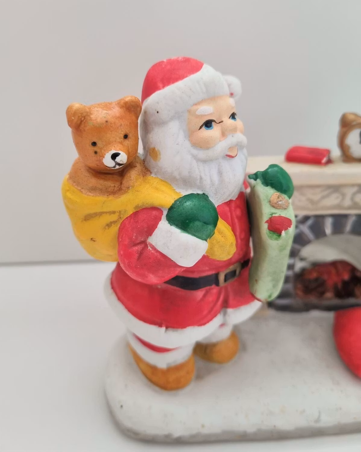 Handmålad stor figurin med jultema (588 gram)