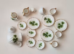 Dockskåpsservice / miniatyrservice (17 delar) i keramik. För dockskåp / tittskåp