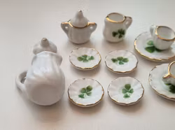 Dockskåpsservice / miniatyrservice (17 delar) i keramik. För dockskåp / tittskåp