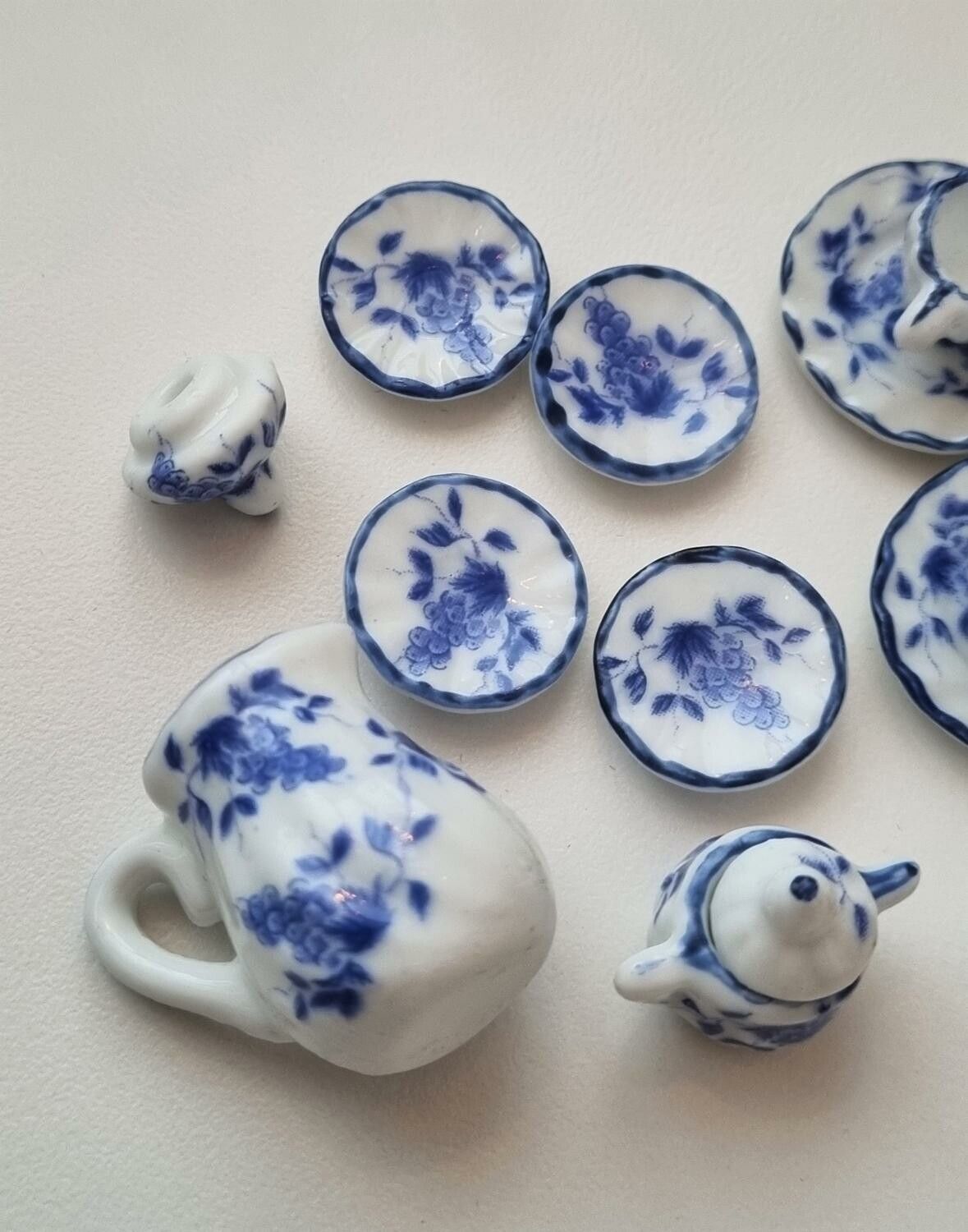 Dockskåpsservice / miniatyrservice (17 delar) i keramik. För dockskåp / tittskåp