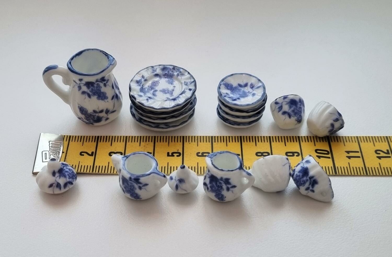 Dockskåpsservice / miniatyrservice (17 delar) i keramik. För dockskåp / tittskåp