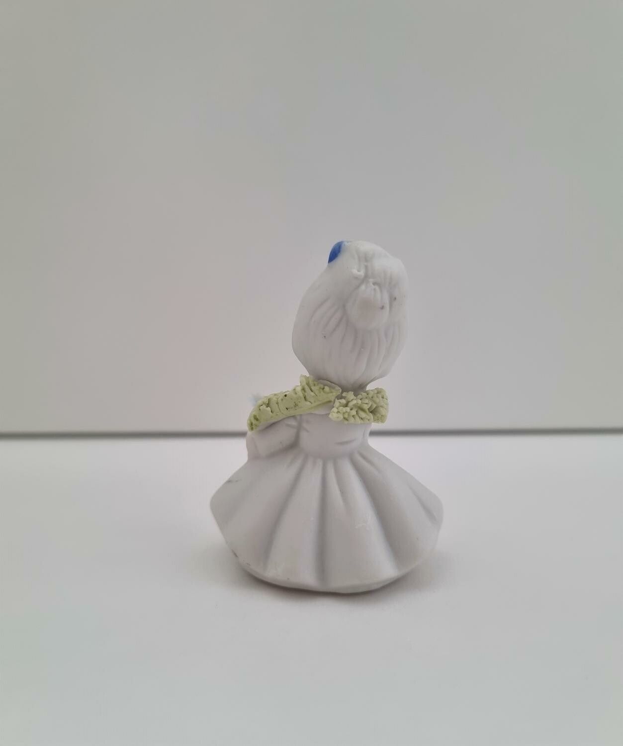 Söt liten figurin, flicka som håller i en blombukett