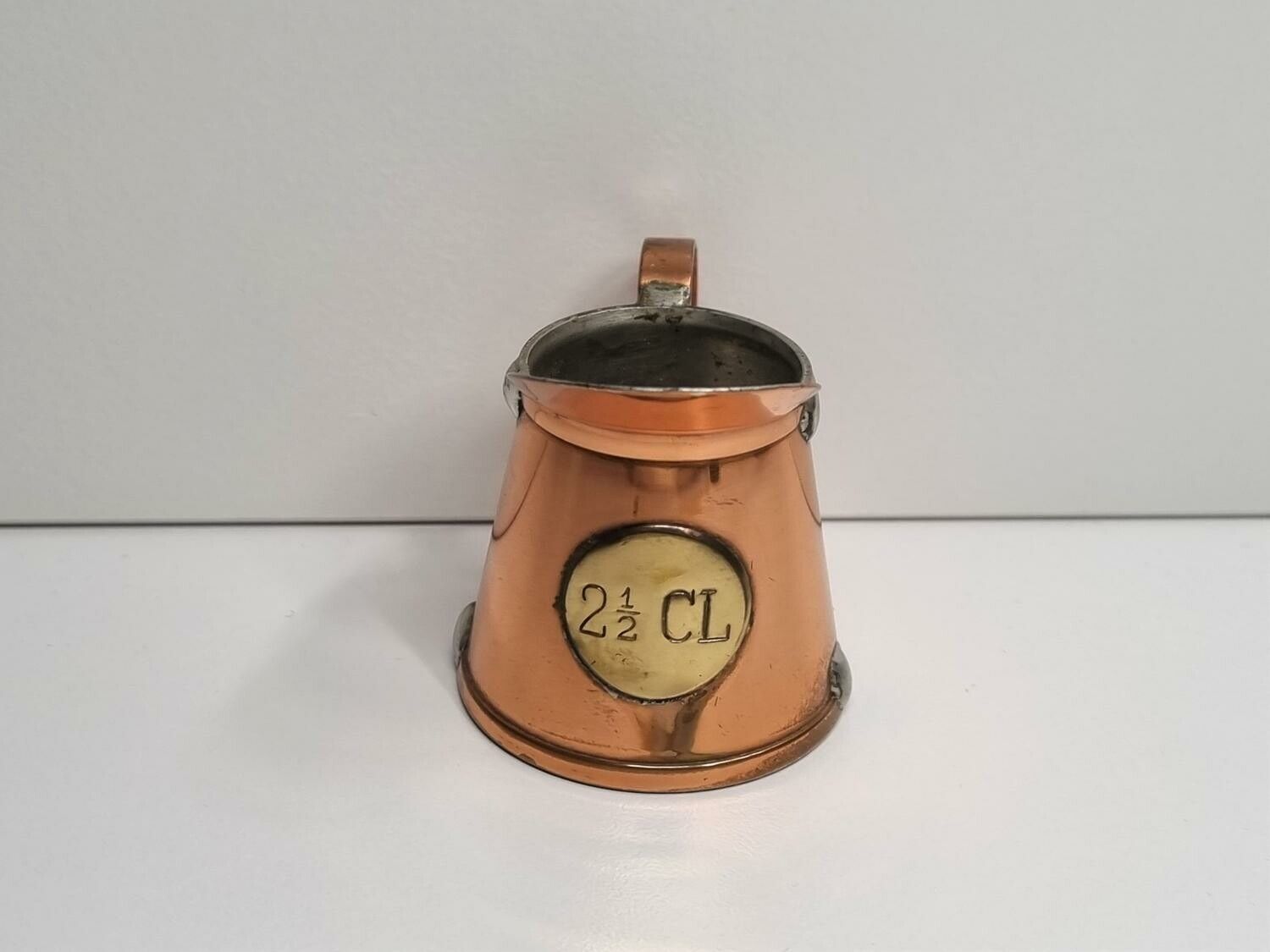 Kopparfärgad kanna. Miniatyr för dockskåp, tittskåp