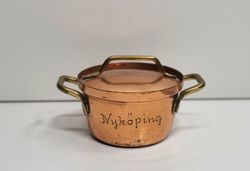 Kopparfärgad kastrull med lock. Miniatyr för dockskåp, tittskåp