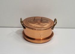 Kopparfärgad kastrull med lock. Miniatyr för dockskåp, tittskåp