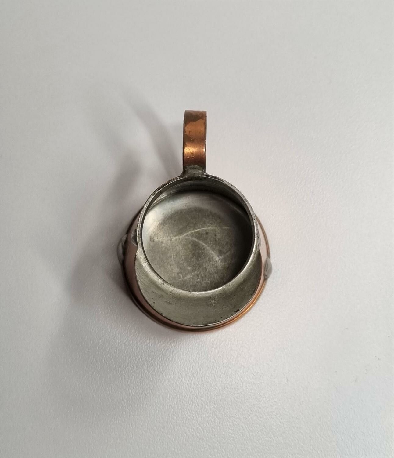 Kopparfärgad kanna. Miniatyr för dockskåp, tittskåp