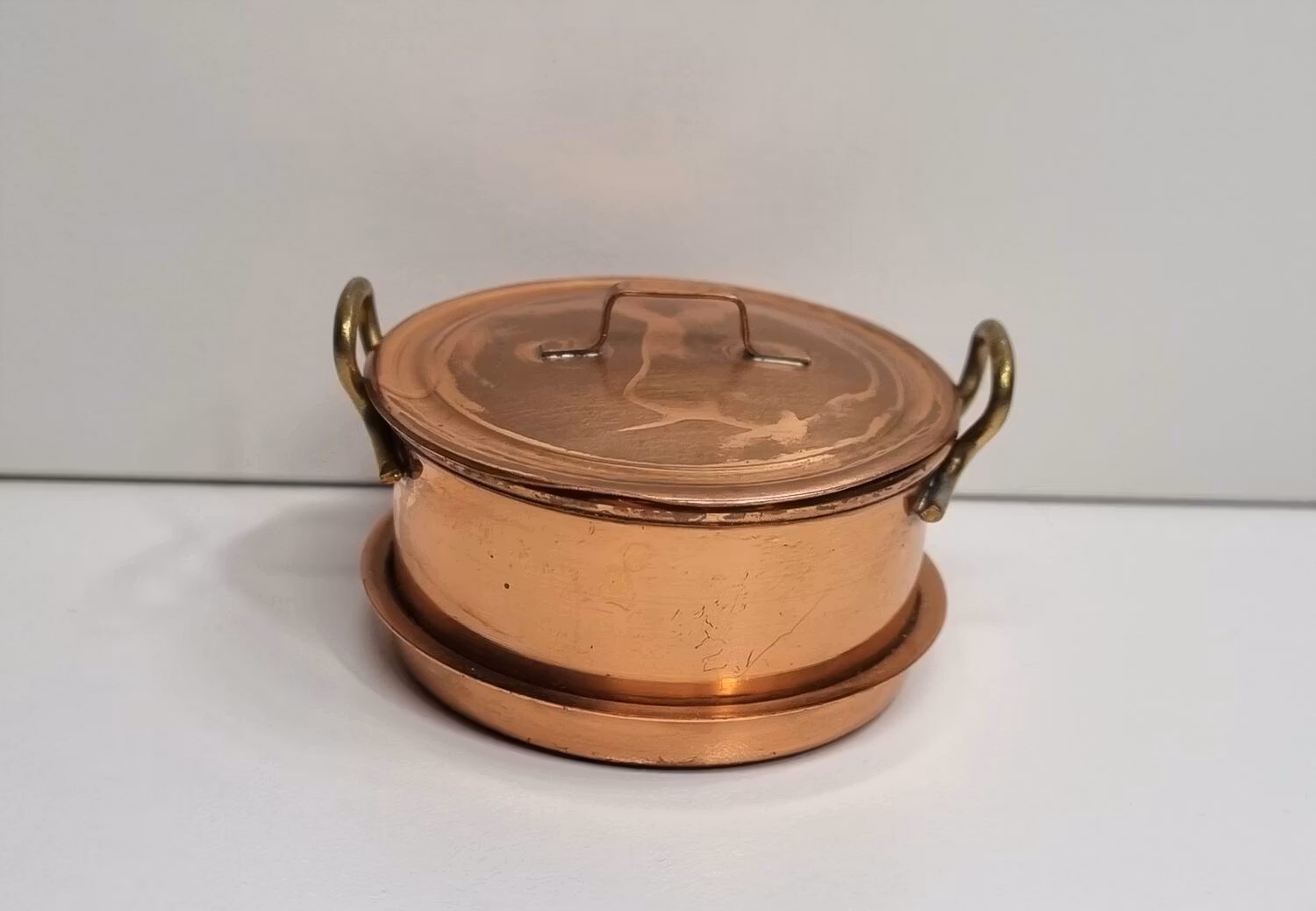 Kopparfärgad kastrull med lock. Miniatyr för dockskåp, tittskåp
