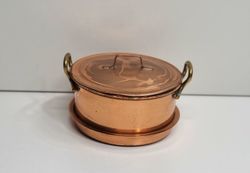 Kopparfärgad kastrull med lock. Miniatyr för dockskåp, tittskåp