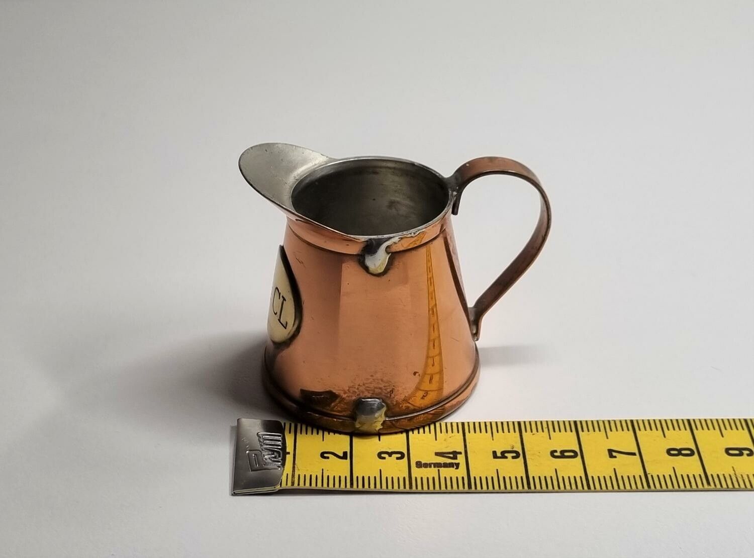 Kopparfärgad kanna. Miniatyr för dockskåp, tittskåp