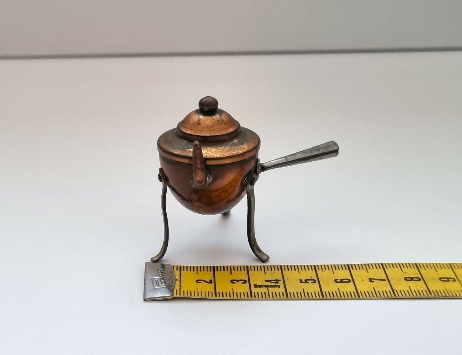 Kopparfärgad kastrull på ben. Miniatyr för dockskåp, tittskåp