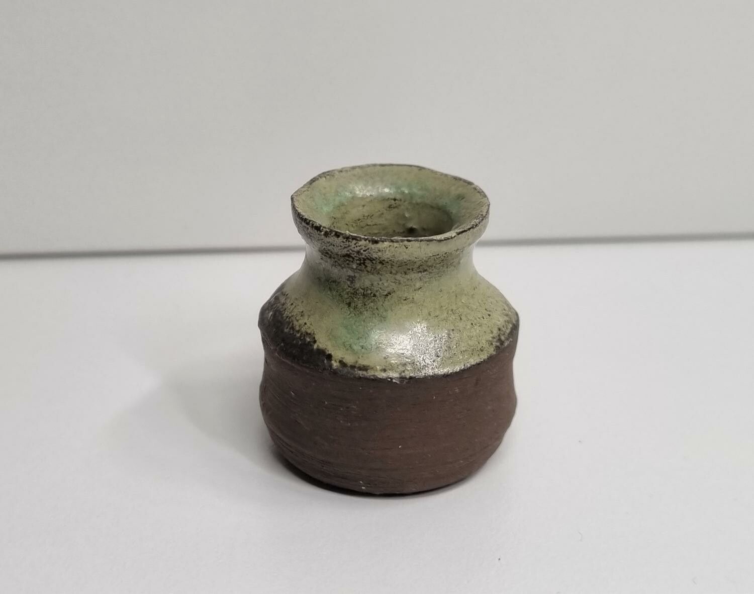 1 st söt liten miniatyrvas, minivas, miniatyr i keramik