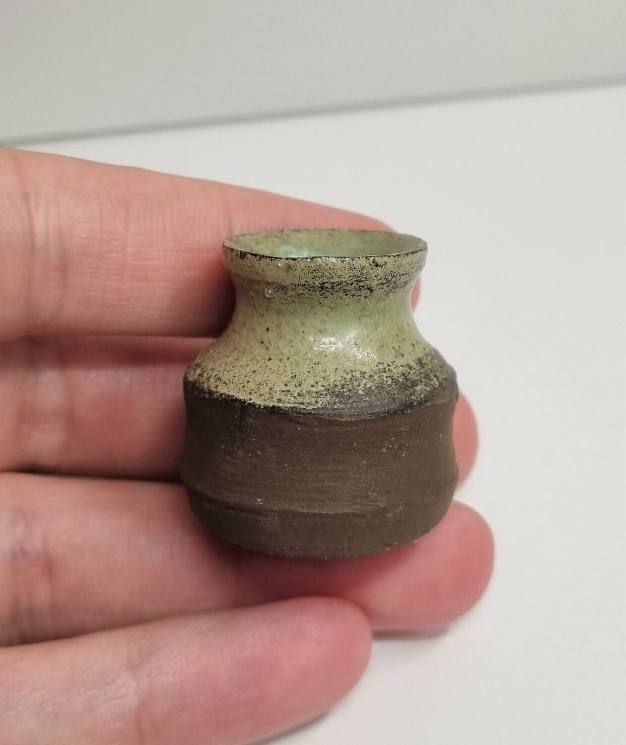 1 st söt liten miniatyrvas, minivas, miniatyr i keramik