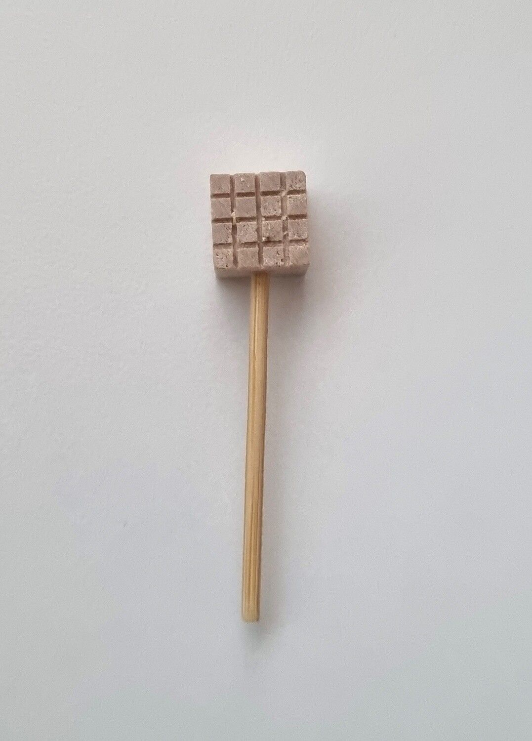 Köttklubba i trä - Miniatyr till dockskåp, tittskåp med mera