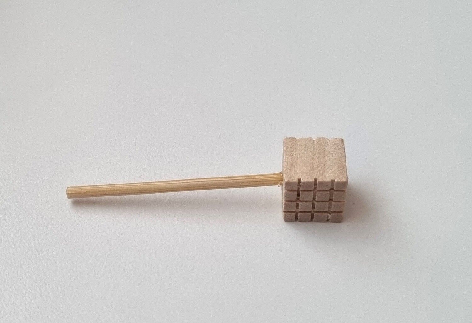 Köttklubba i trä - Miniatyr till dockskåp, tittskåp med mera