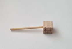 Köttklubba i trä - Miniatyr till dockskåp, tittskåp med mera