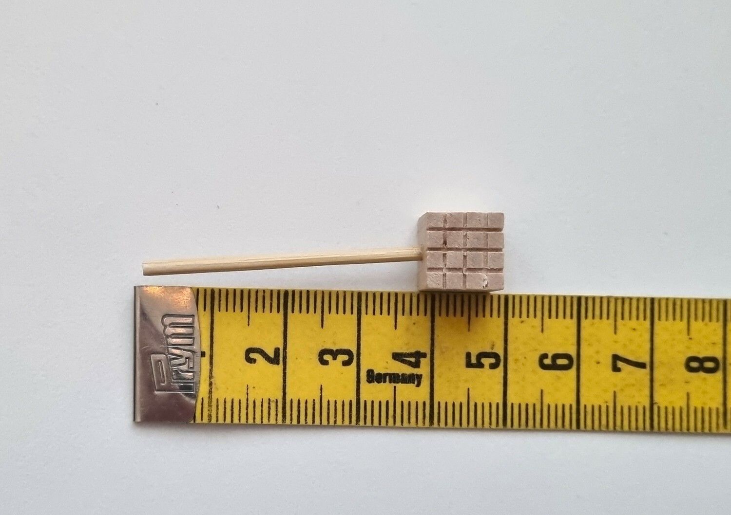 Köttklubba i trä - Miniatyr till dockskåp, tittskåp med mera