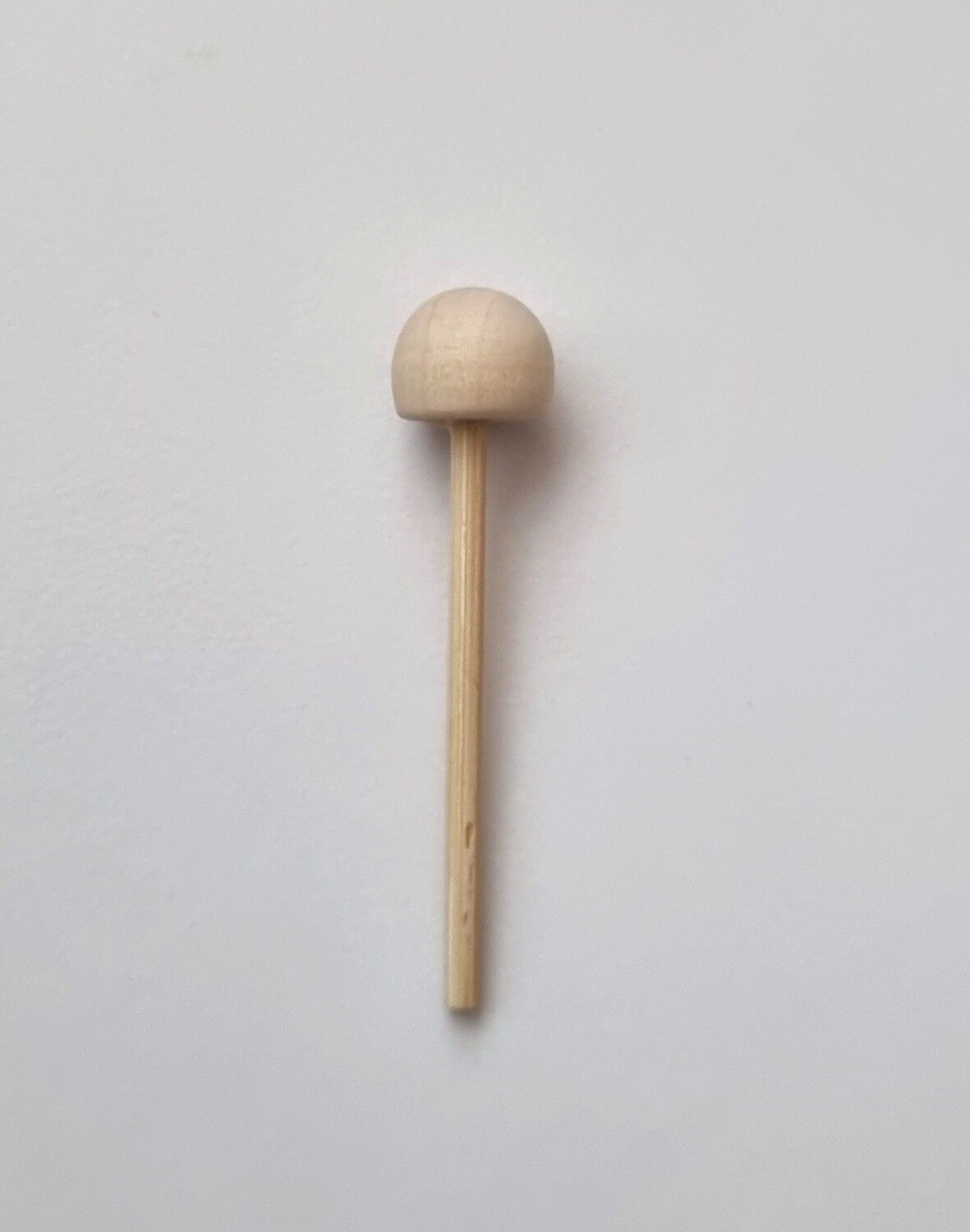 Klubba i trä - Miniatyr till dockskåp, tittskåp med mera