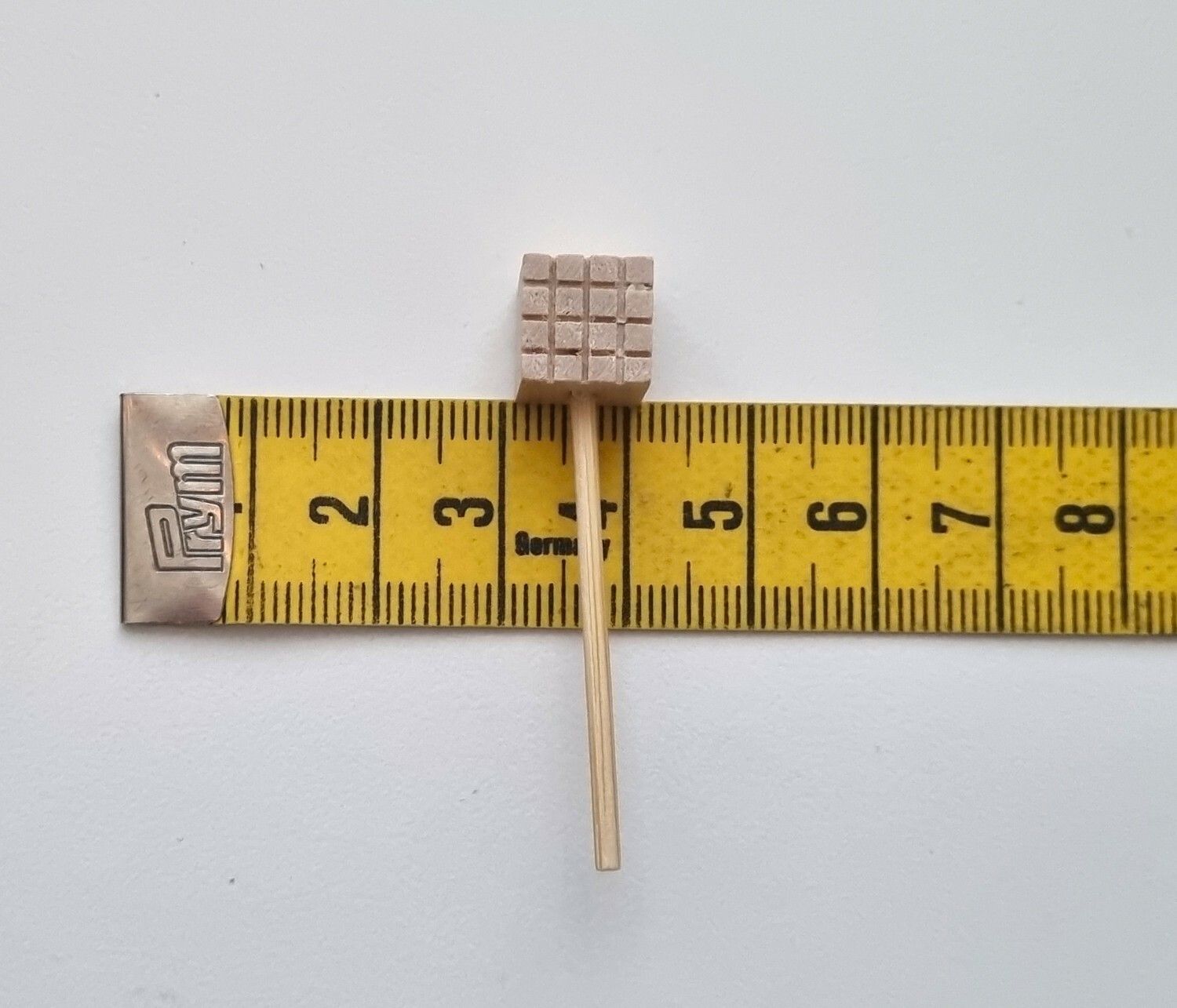 Köttklubba i trä - Miniatyr till dockskåp, tittskåp med mera