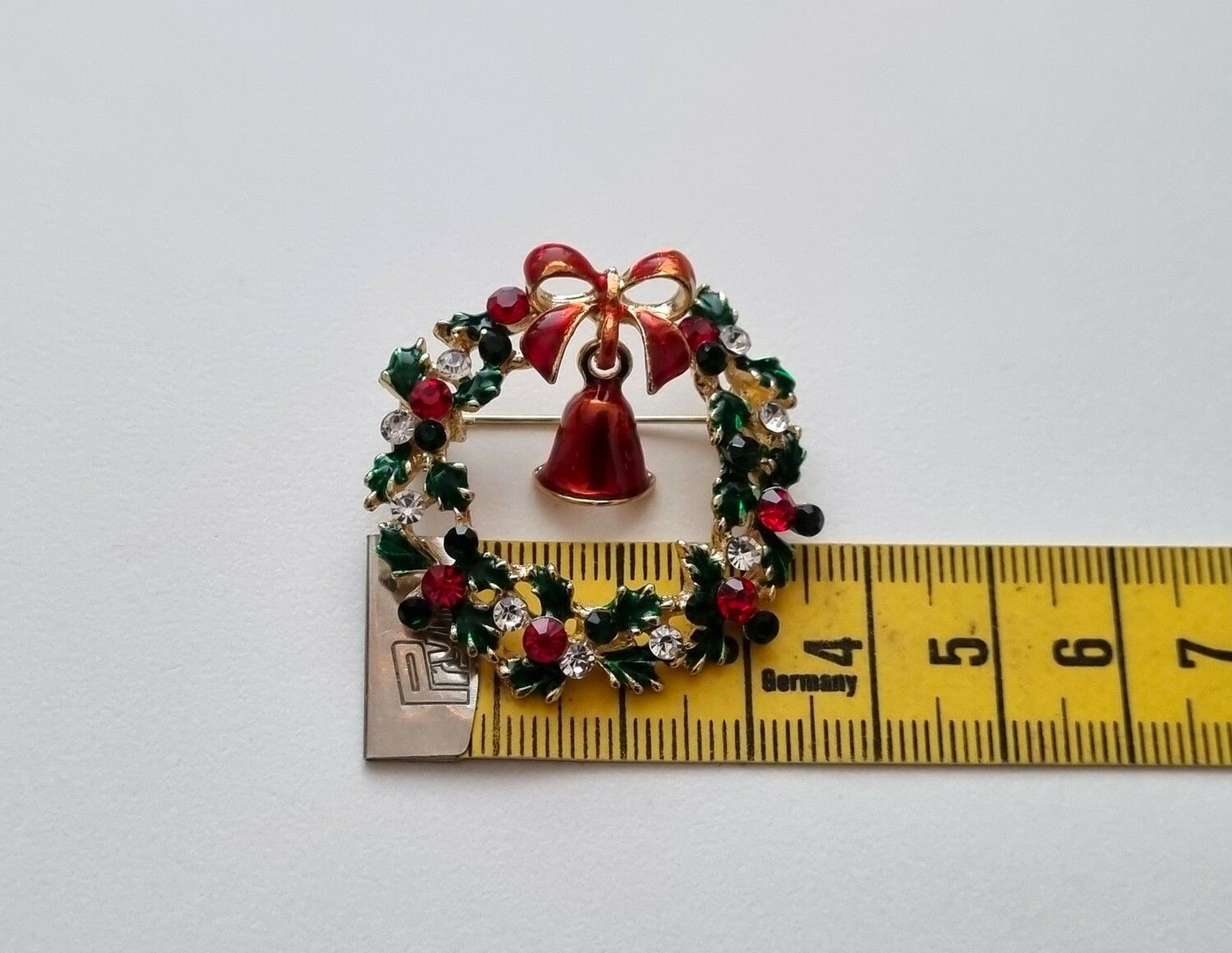 Brosch julkrans. Julkransbrosch med bjällra