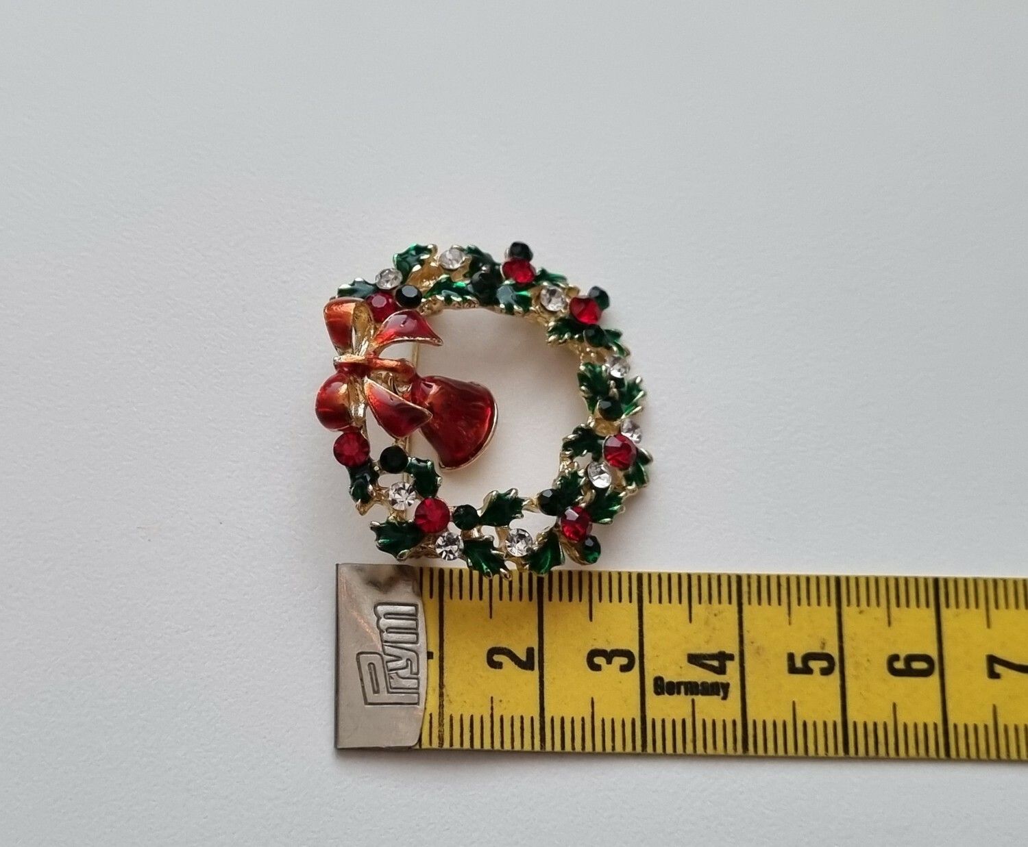 Brosch julkrans. Julkransbrosch med bjällra