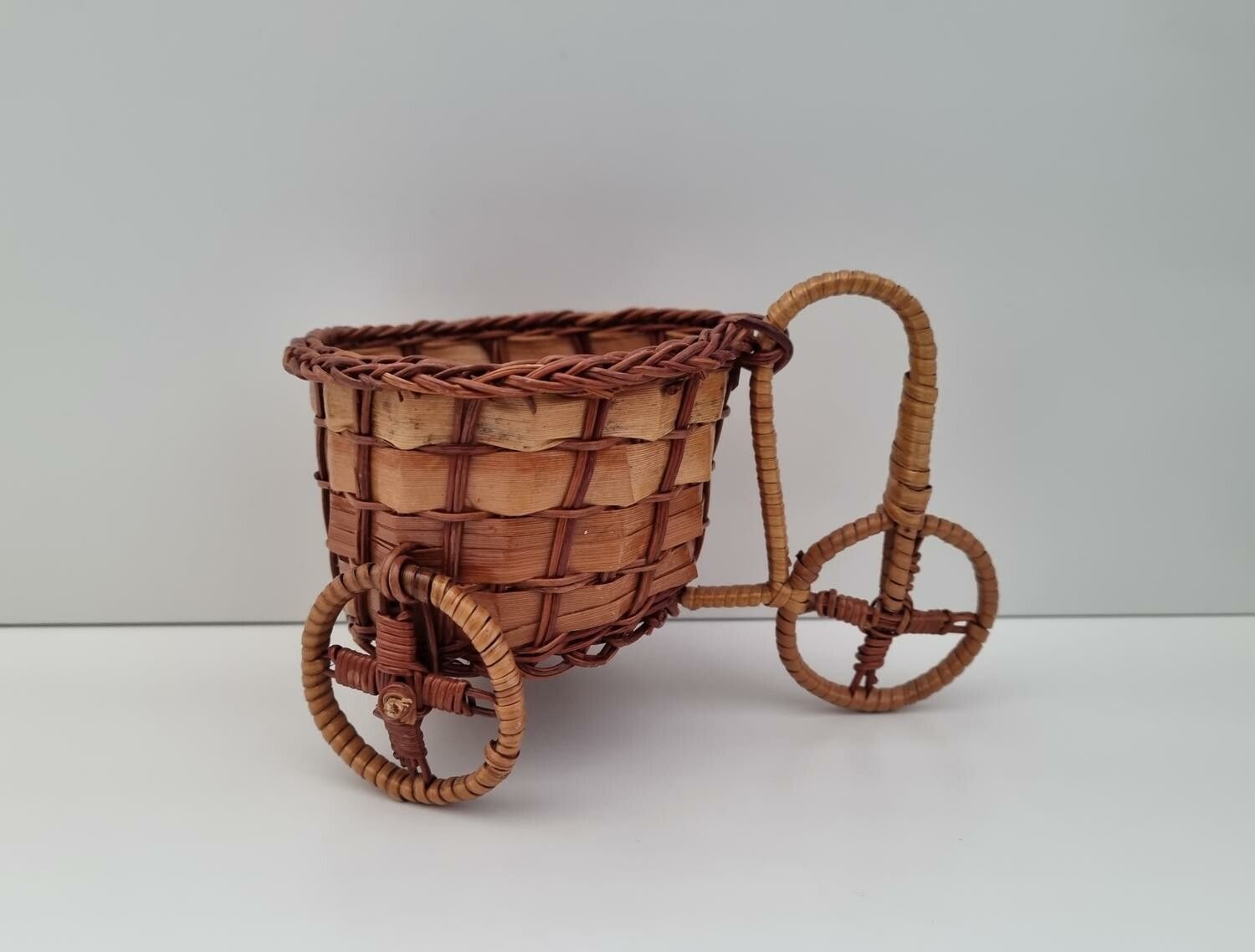 Cykel med stor korg. Blomkruksställ trehjuling