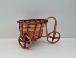 Cykel med stor korg. Blomkruksställ trehjuling