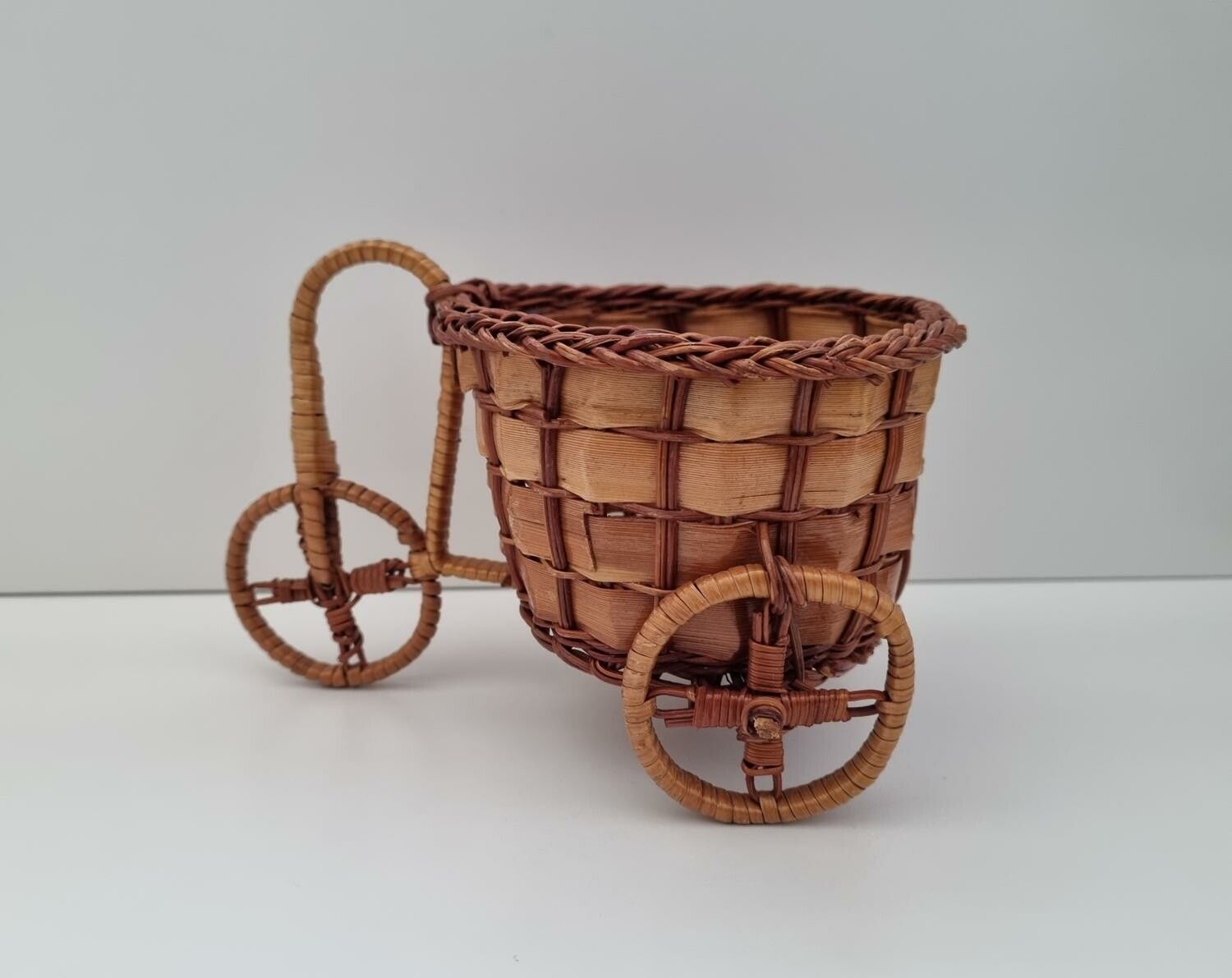 Cykel med stor korg. Blomkruksställ trehjuling