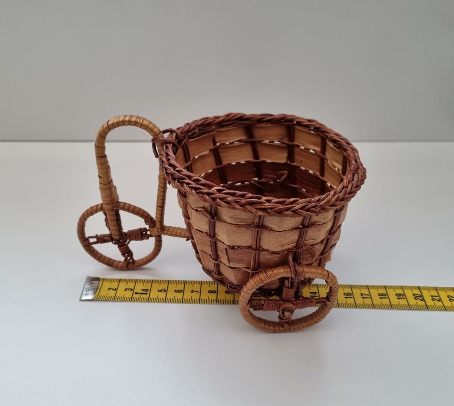 Cykel med stor korg. Blomkruksställ trehjuling