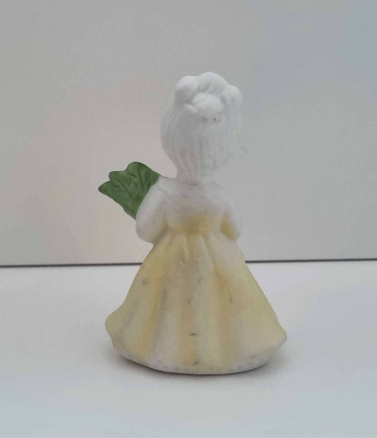 Figurin, dam som håller i en blombukett