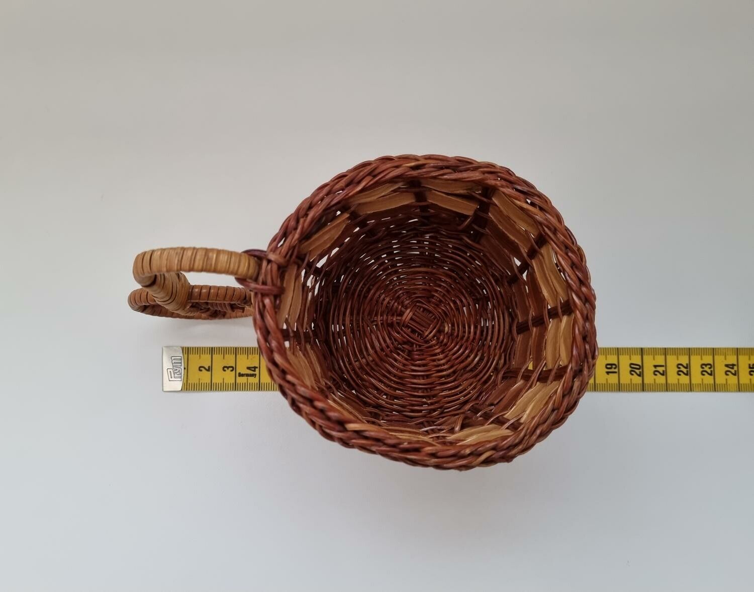 Cykel med stor korg. Blomkruksställ trehjuling