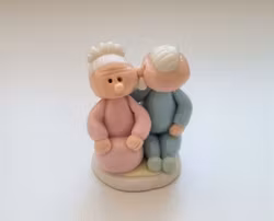 Figurin. Äldre kärleksfullt par (4 cm hög, 27,5 gram)