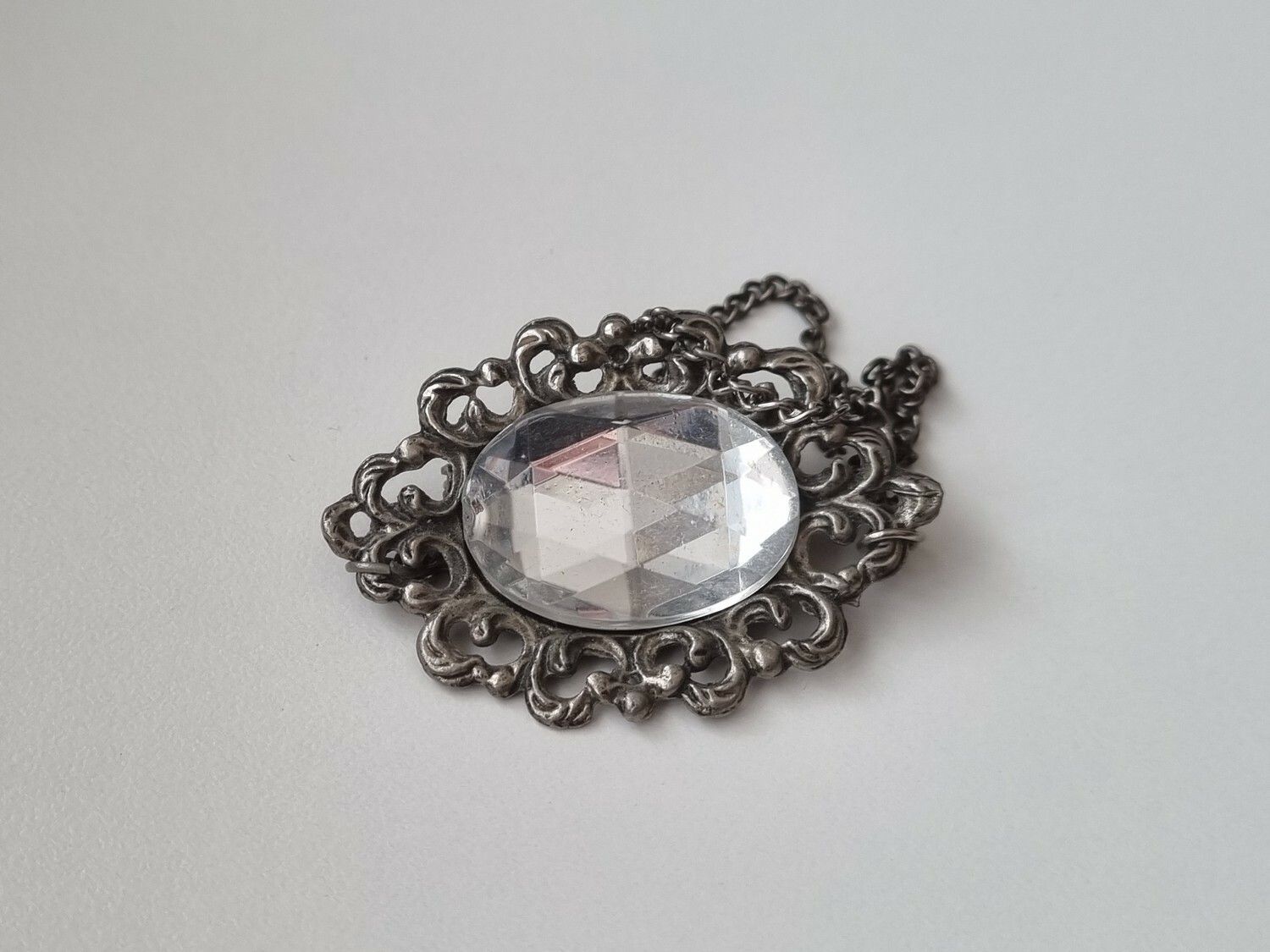 Gothic brosch i metall med kedja