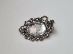 Gothic brosch i metall med kedja