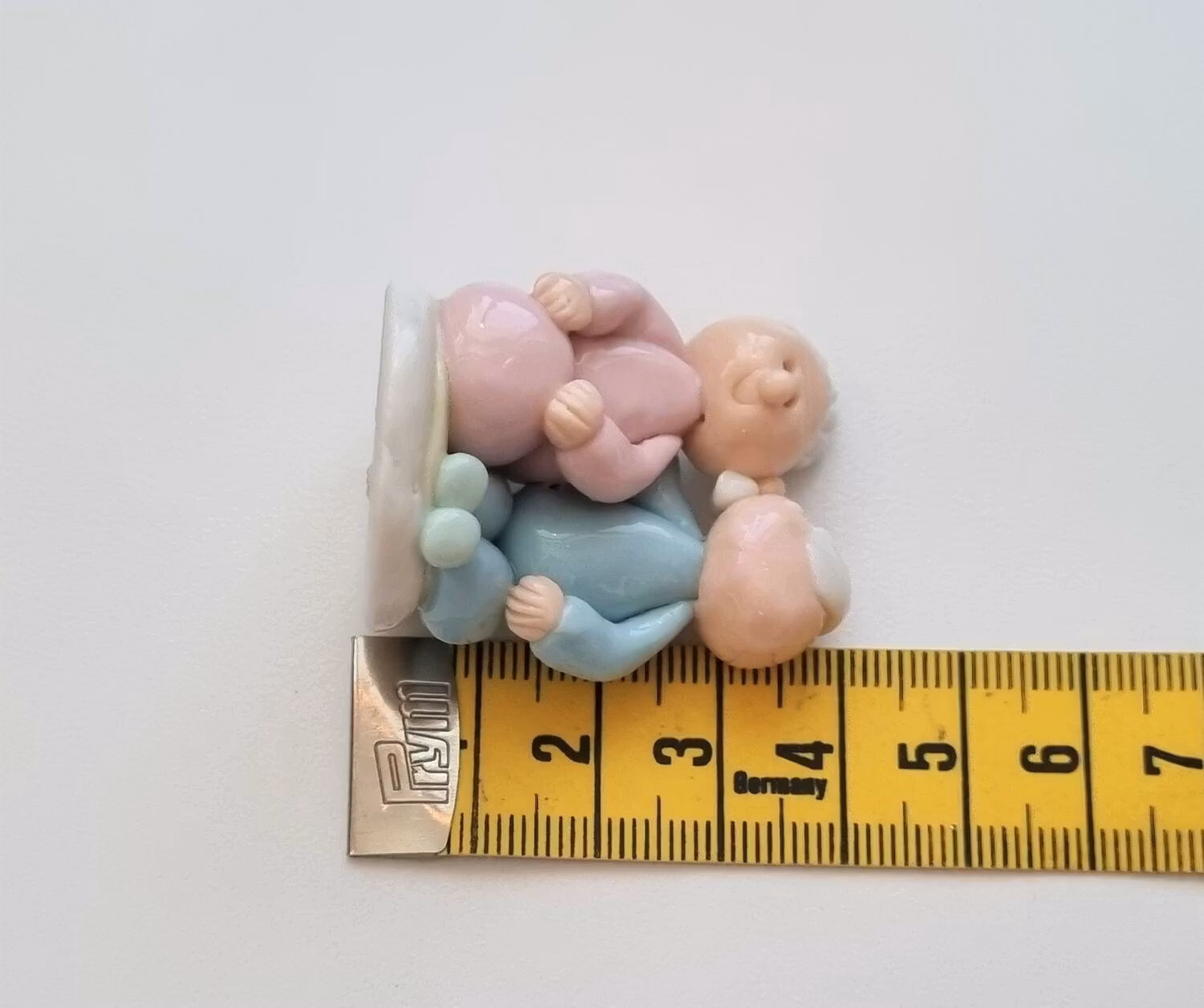 Figurin. Äldre kärleksfullt par (4 cm hög, 27,5 gram)