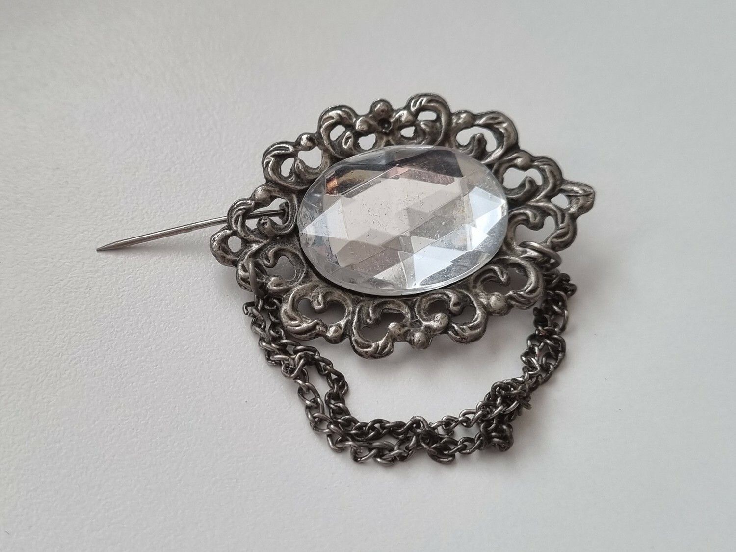 Gothic brosch i metall med kedja