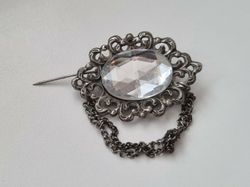 Gothic brosch i metall med kedja