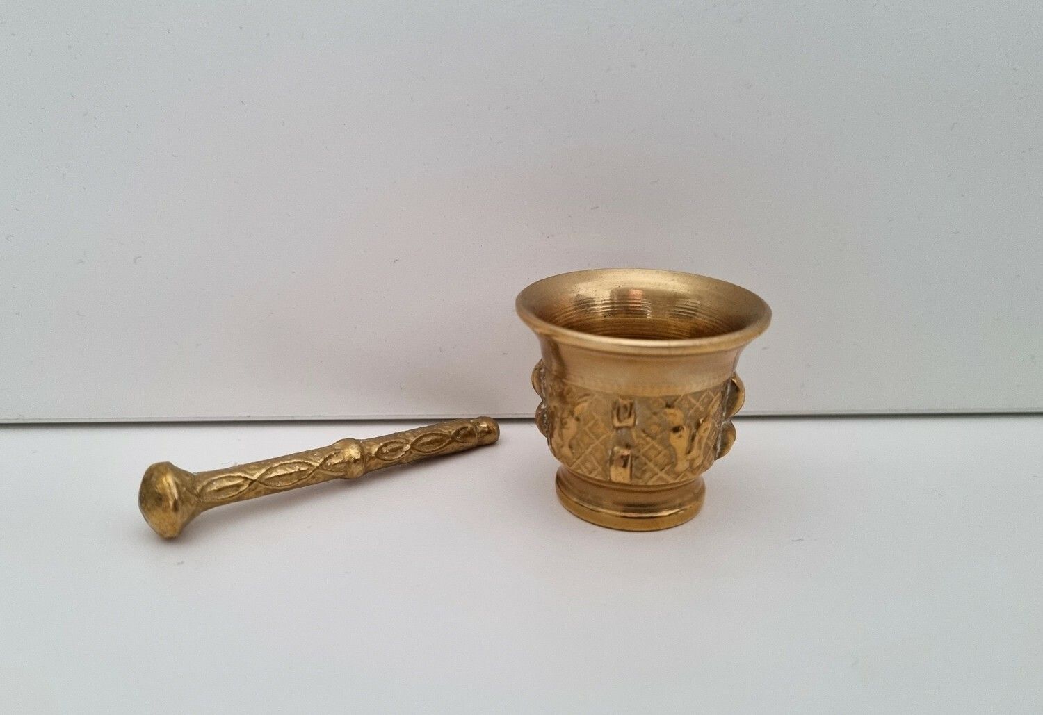 Liten mortel med stöt i mässing (64,4 gram)
