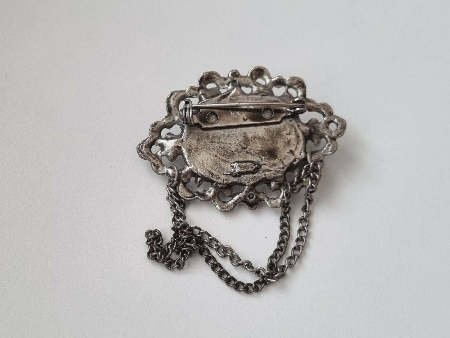 Gothic brosch i metall med kedja