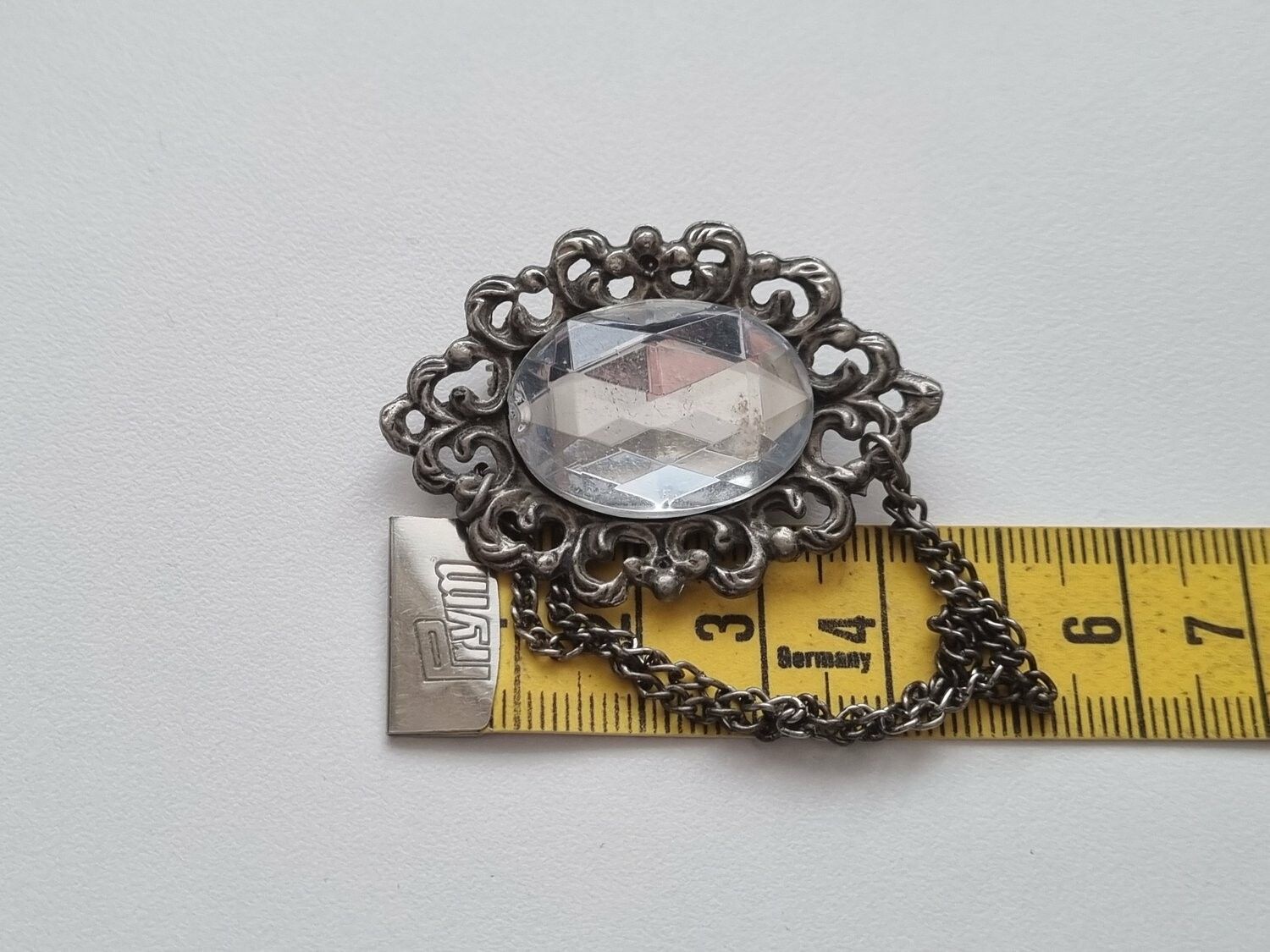 Gothic brosch i metall med kedja