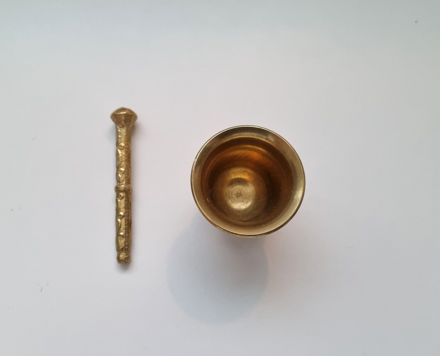 Liten mortel med stöt i mässing (64,4 gram)