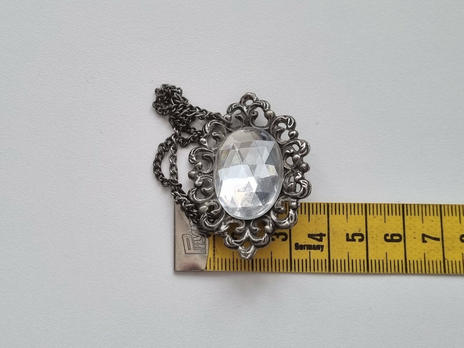 Gothic brosch i metall med kedja