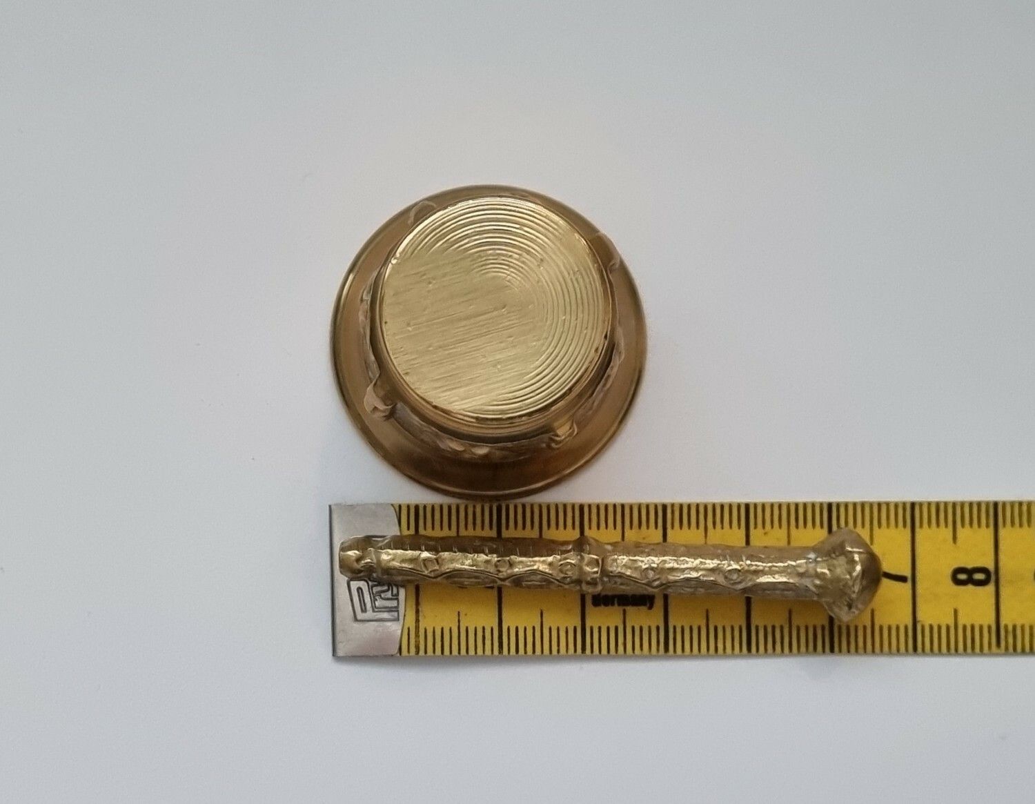 Liten mortel med stöt i mässing (64,4 gram)