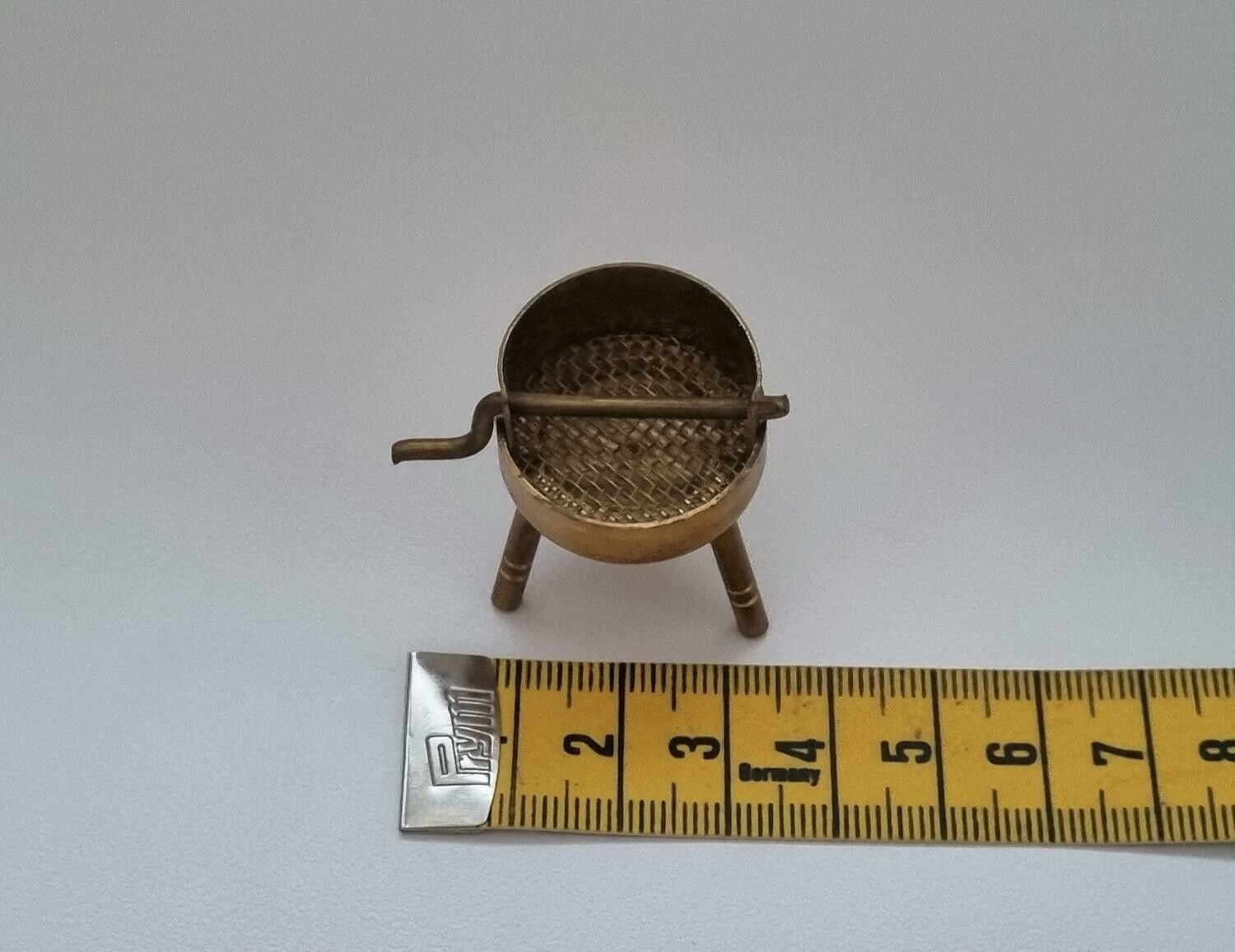 Grill, miniatyrgrill till dockhus, dockskåp / tittskåp med mera