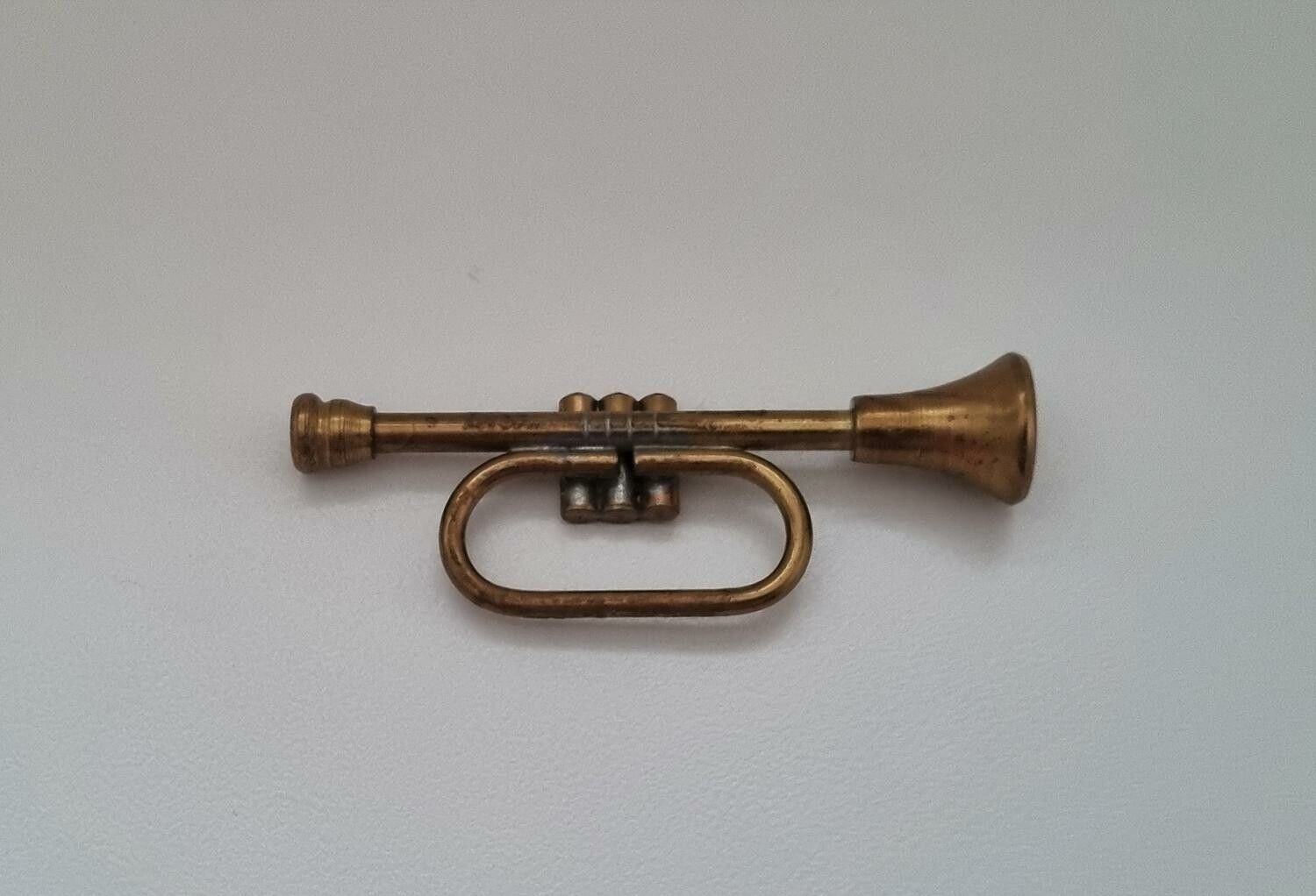 Trumpet, miniatyr till dockhus, dockskåp / tittskåp med mera
