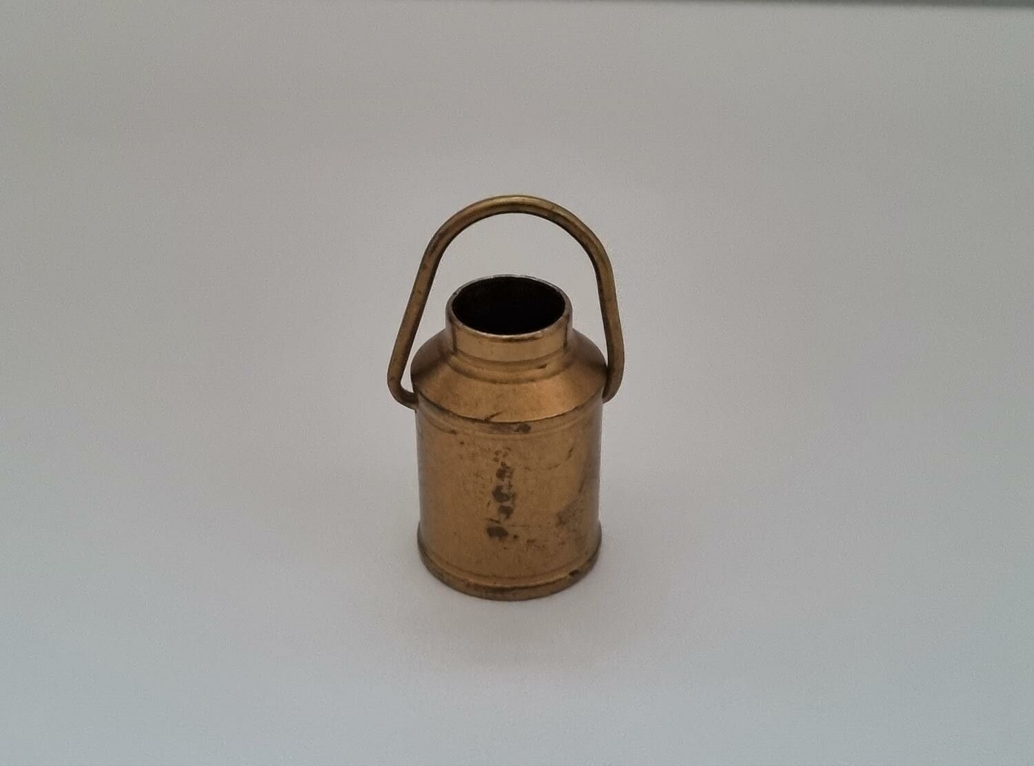 Mjölkkanna, miniatyr till dockhus, dockskåp / tittskåp med mera